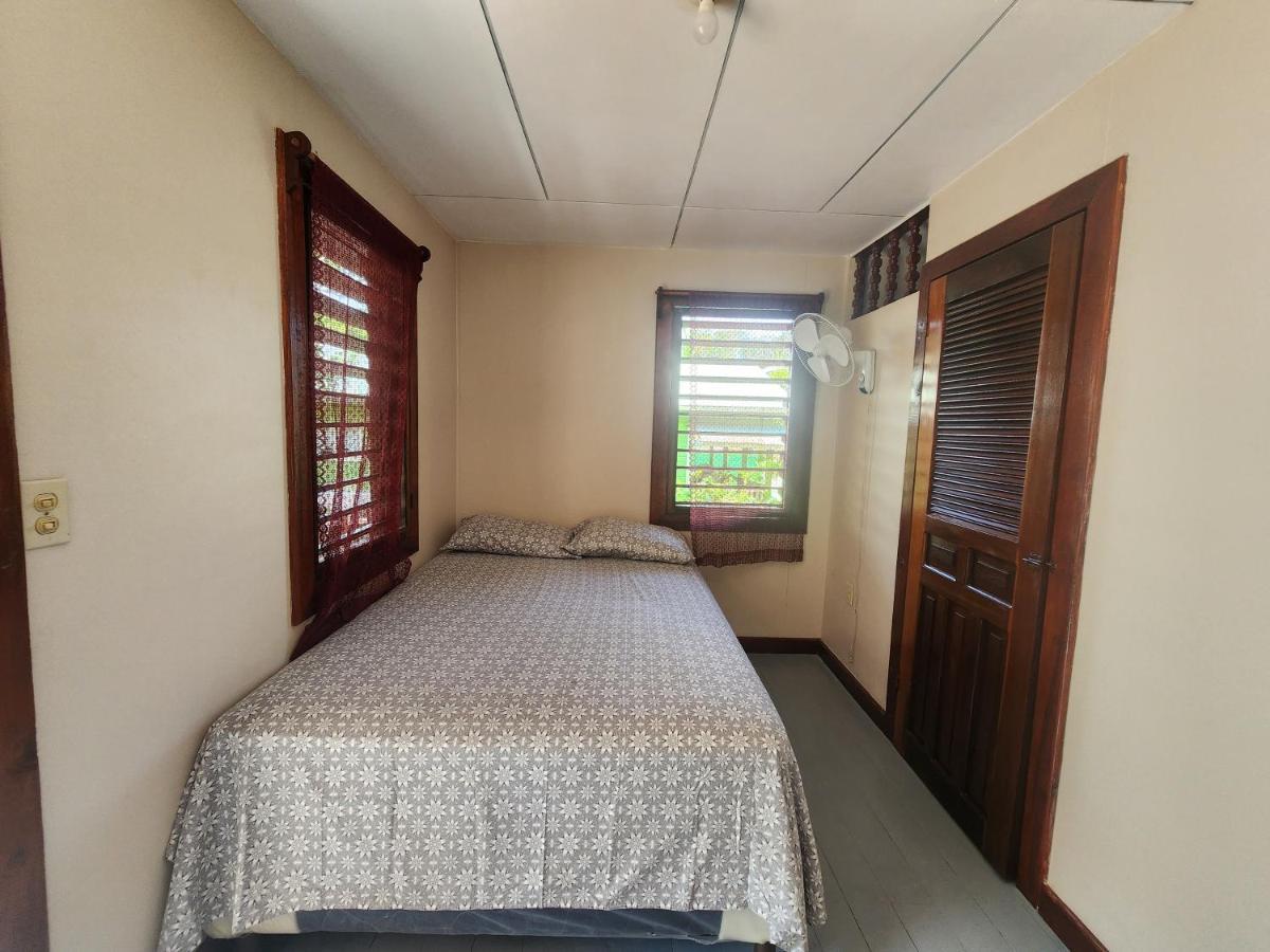 Fenix Hotel & Hostel Utila Exterior photo